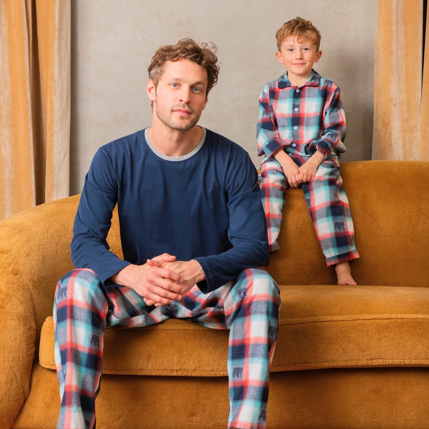 Père et fils en pyjamas assortis ARTHUR pour la rentrée